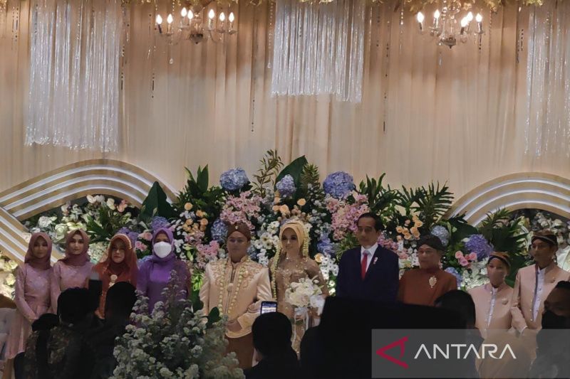 Presiden Jokowi hadiri resepsi pernikahan anak guru mengajinya
