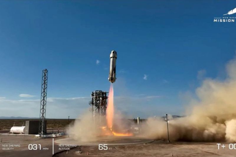 Blue Origin milik Jeff Bezos rampungkan penerbangan wisata luar angkasa kelima