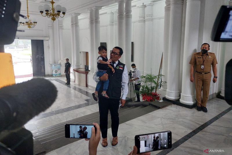 Ridwan Kamil ajak putra bungsu saat hendak berkantor di Gedung Sate Bandung