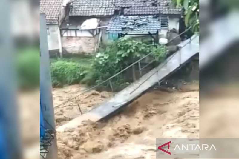 Jembatan di Pasirjambu Bandung runtuh akibat arus air sungai meluap