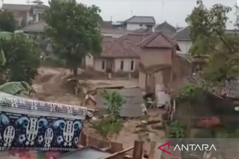 9 rumah dan 1 masjid rusak akibat banjir di Ciwidey