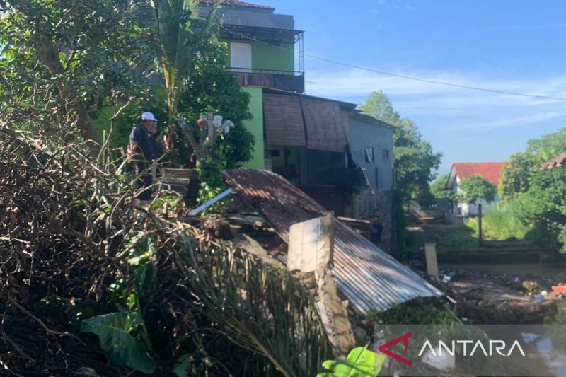 Lima kepala keluarga mengungsi karena rumahnya rusak akibat banjir di Cianjur