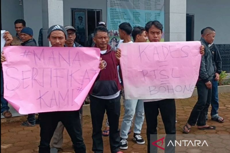 Warga unjuk rasa di kantor desa Sukawangi Bogor tuntut kejelasan PTSL