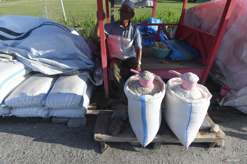 PEDAGANG DATANGKAN STOK GARAM DARI LUAR DAERAH