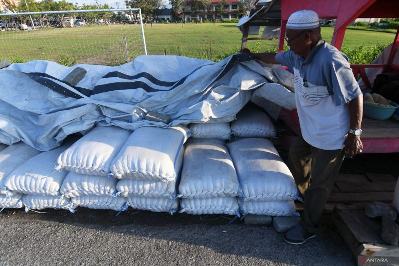 PEDAGANG DATANGKAN STOK GARAM DARI LUAR DAERAH