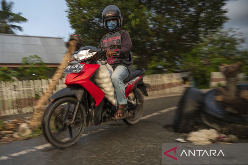 Jalan Rusak Hambat Distribusi Hasil Pertanian