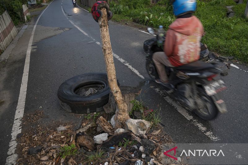 Jalan Rusak Hambat Distribusi Hasil Pertanian