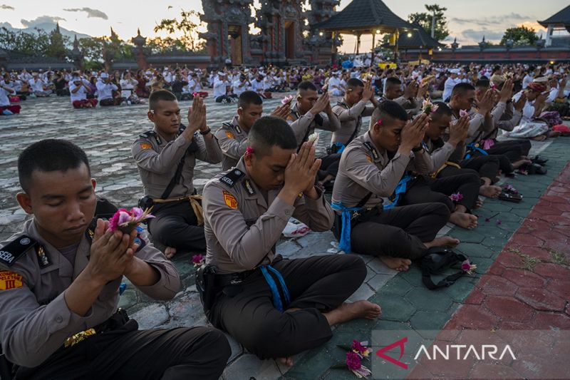 Persembahyangan Hari Galungan di Palu