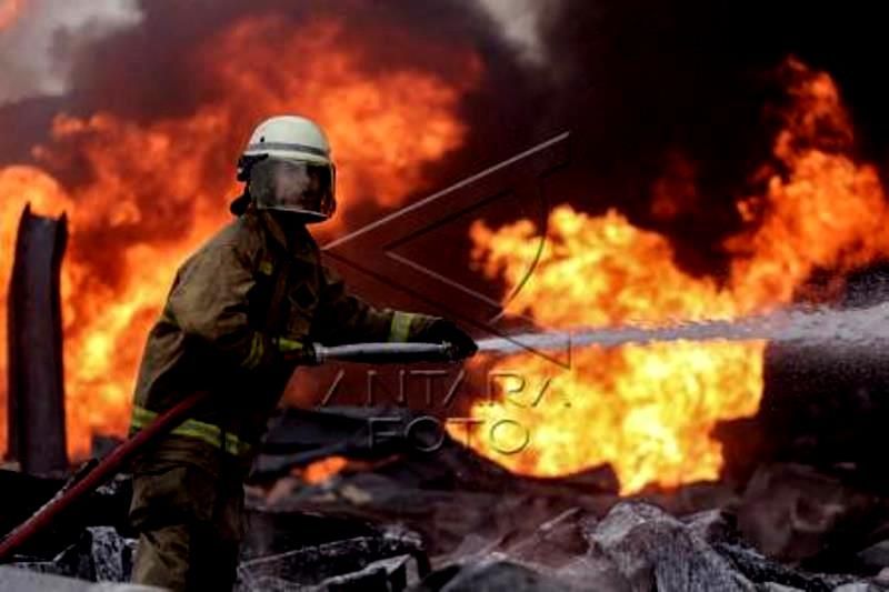 Kebakaran Pabrik Tiner Di Tangerang