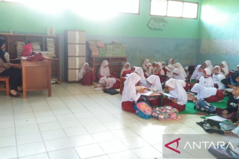 Pelajar kelas III SDN Cikaramat Sukabumi belajar di lantai dalam 3 tahun ini
