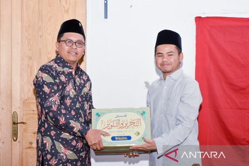 Dubes Zuhairi Misrawi hibahkan kitab tafsir Al Quran ke mahasiswa Indonesia di Tunisia