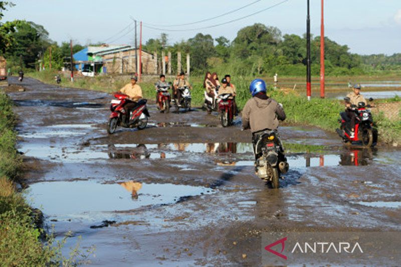 Jalan provinsi di Gowa rusak parah