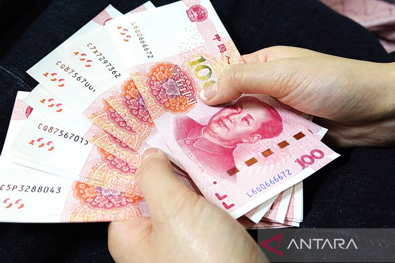 Yuan jatuh 44 basis poin, menjadi 7,1230 terhadap dolar AS