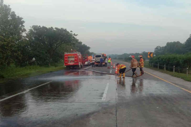 Petugas tol evakuasi 3 korban meninggal akibat kecelakaan di Cipali