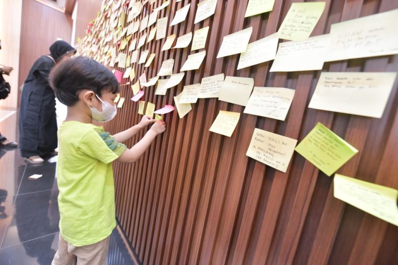 Ribuan warga berdatangan ke Gedung Pakuan Bandung sampaikan doa untuk Eril