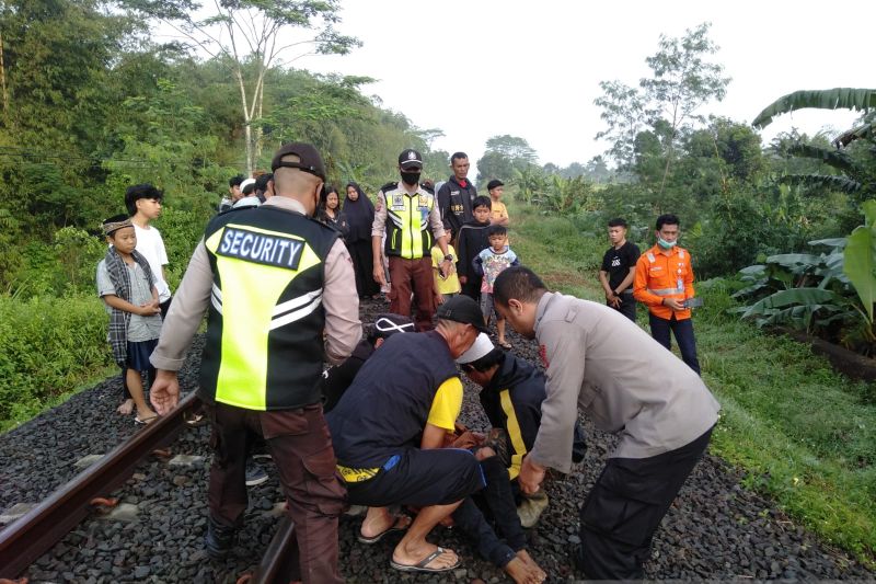Tertidur pulas di lintasan rel kereta, pemuda terserempet KA Sukabumi-Cipatat
