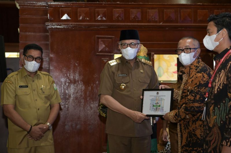 Aceh governor presents environmental awards to 26 companies - Vimarsana News