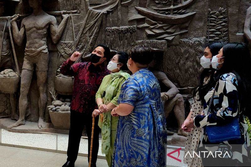 Megawati didampingi 2 cucunya melihat relief 