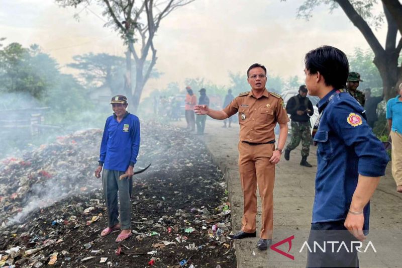 Tempat pembuangan sampah liar di Sindangjaya Bekasi ditutup