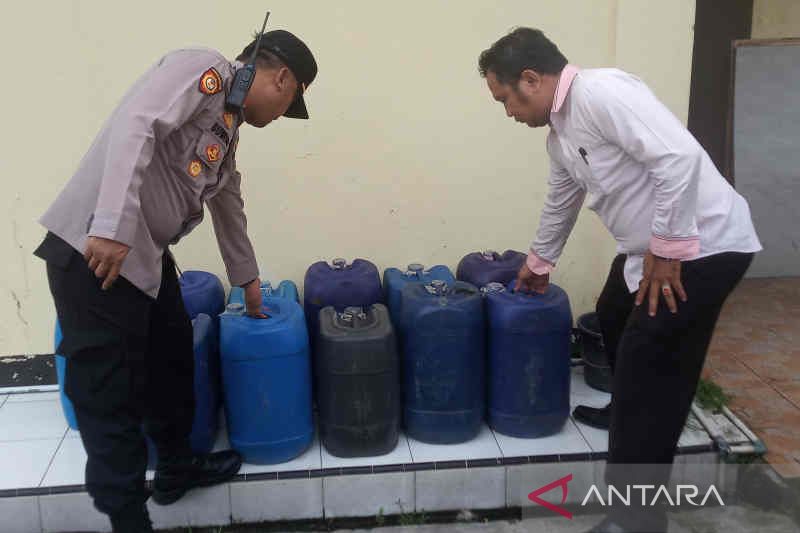 Polres Cirebon gerebek gudang tanpa izin dan sita 3.900 botol miras