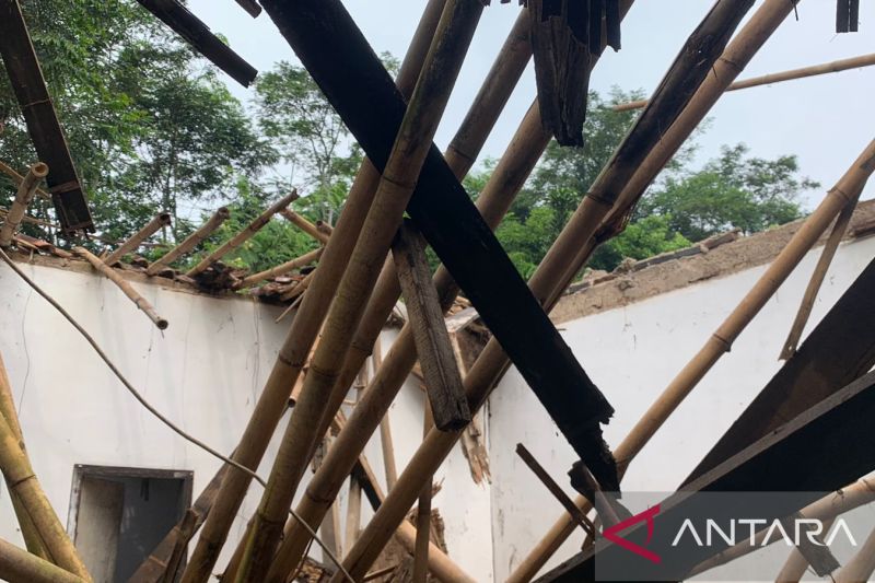 Atap dua ruang kelas SD di Cianjur ambruk akibat hujan disertai angin kencang