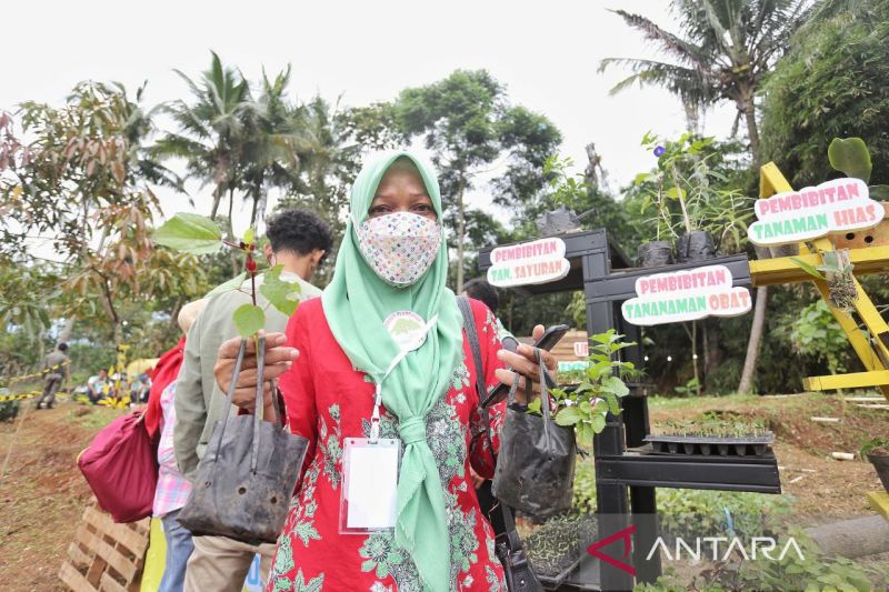 Produk pangan masyarakat dipamerkan dalam Festival Buruan SAE di Bandung