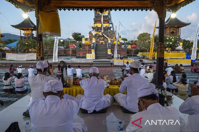 Persembahyangan Hari Kuningan di Palu