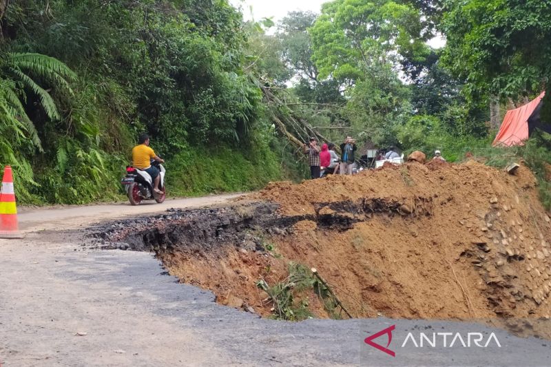 Akibat amblas, kendaraan dialihkan ke jalur Sukanagara-Tanggeung