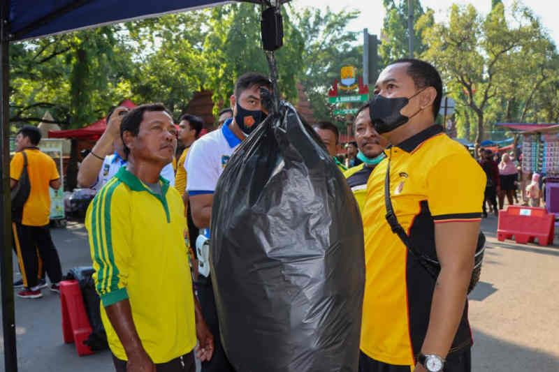 Jaga lingkungan, Polresta Cirebon gelar lomba memungut sampah