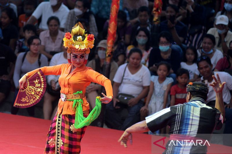 Parade Joged Bumbung Tradisi Di Bali Antara News