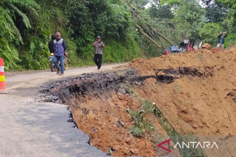 PU Binamarga targetkan perbaikan jalan amblas di Cianjur 2 pekan