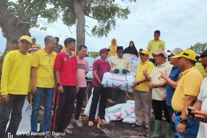 Golkar Padang Pariaman serahkan ribuan karung untuk diisi pasir atasi abrasi pantai