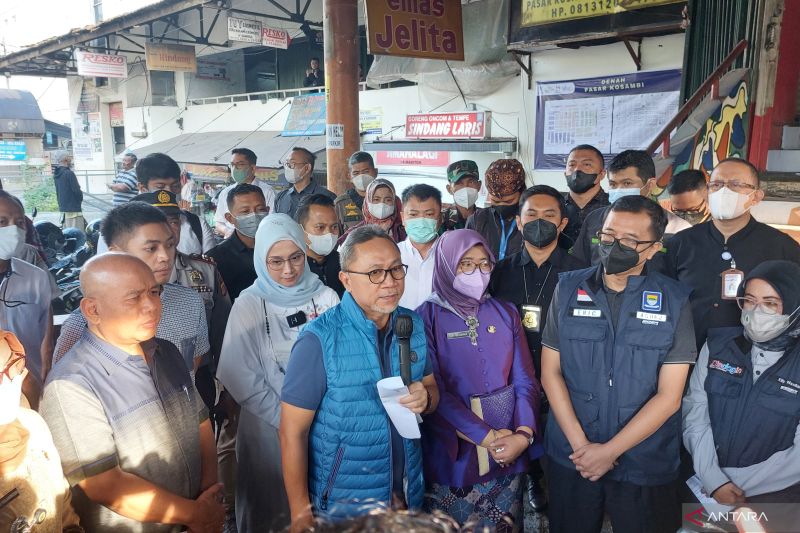 Mendag pantau ke Pasar Kosambi Bandung, stok minyak goreng berlebih dan warga tak antre beli