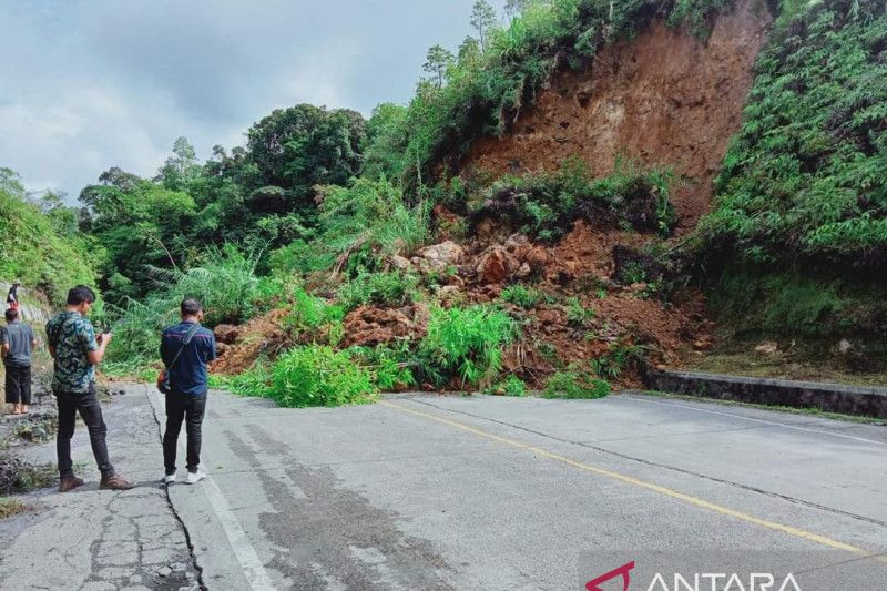 Jalur penghubung Kota Padang dan Kabupaten Solok macet akibat material longsor tutup jalan