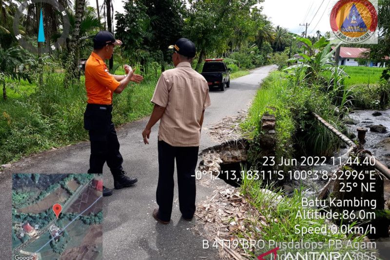 Jembatan penghubung kecamatan di Agam amblas dampak tergerus air