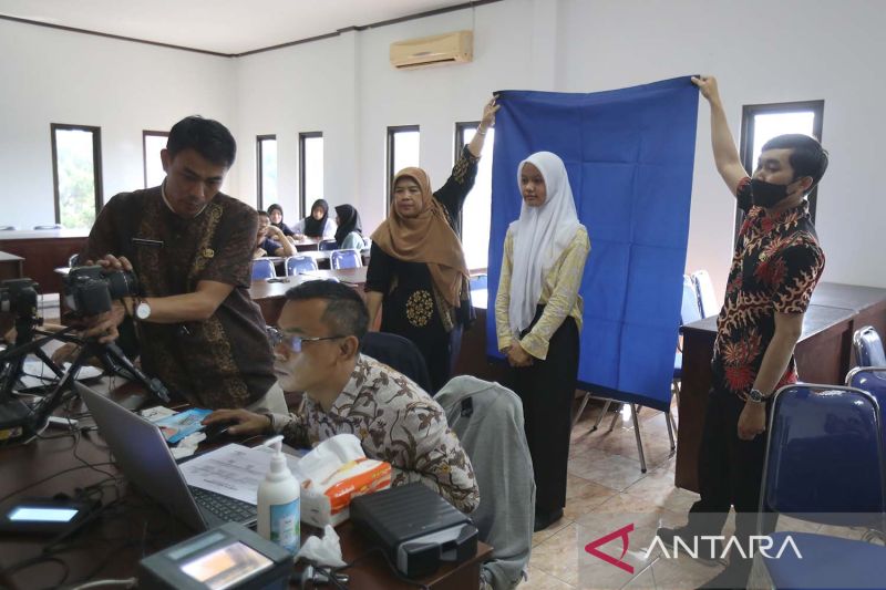 Layanan 'drive thru' pengambilan dokumen kependudukan di Depok