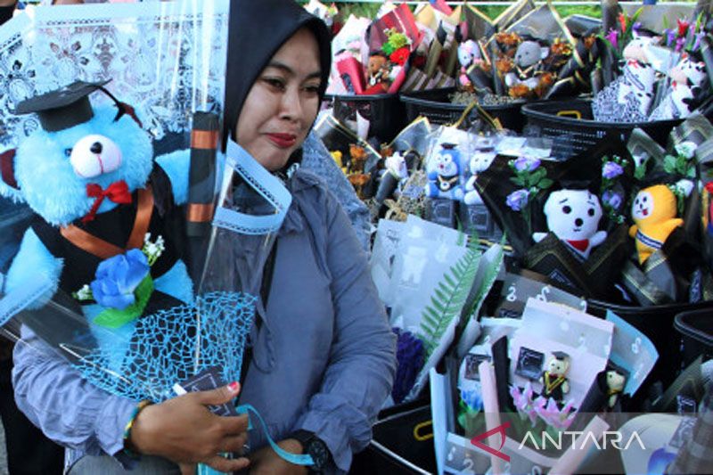 Penjualan buket wisuda di Makassar