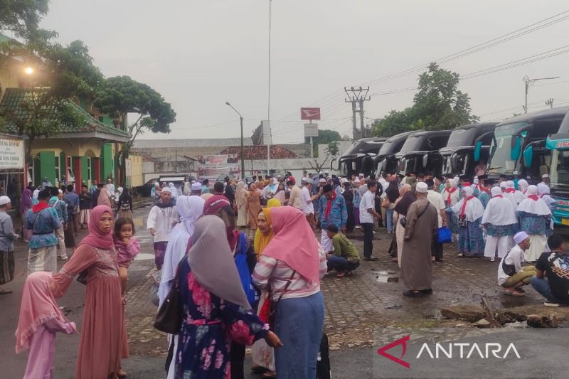 Jamaah calon haji kloter 30 Cianjur diberangkatkan Jumat malam ini