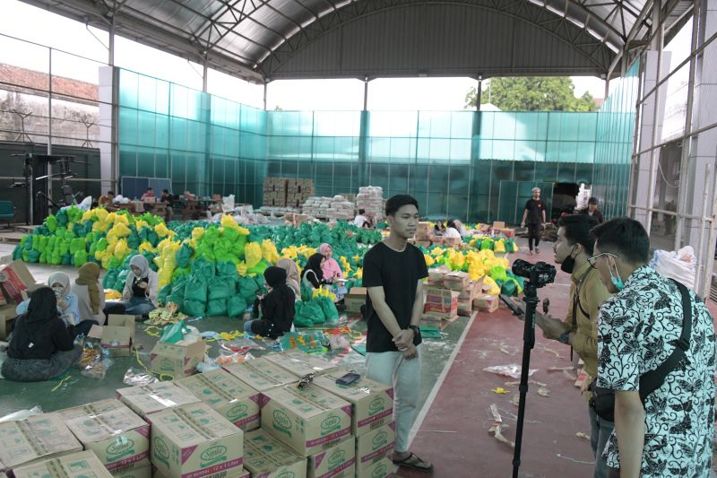 Komunitas JBZ salurkan 10.000 paket sembako di Jawa Barat
