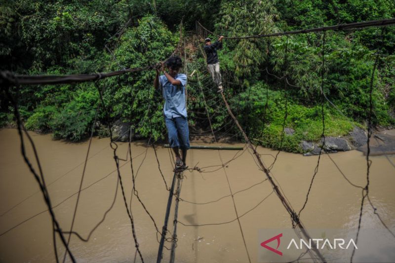 Jembatan kawat besi di Cianjur