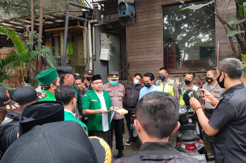 Massa dari GP Ansor Kota Bandung geruduk Holywings