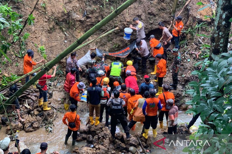 Korban kecelakaan bus di Tasikmalaya ditemukan tewas tertimbun tanah