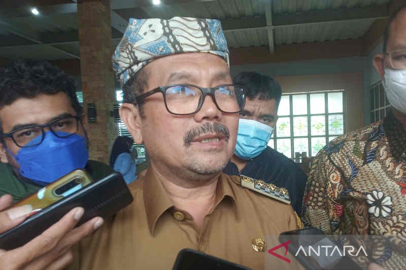 Bupati Cirebon minta pedagang hewan kurban terbuka saat datangkan dari luar