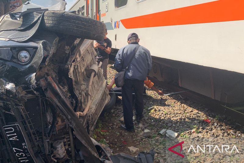Minibus terseret kereta api di Cianjur, dua penumpang luka berat