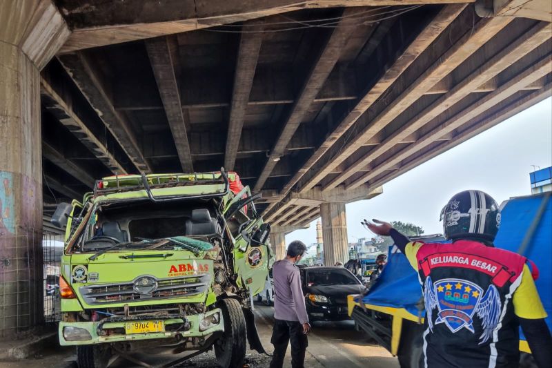 Truk Pasir Tabrak Truk Molen Sebabkan Kemacetan Di Jalan DI Panjaitan