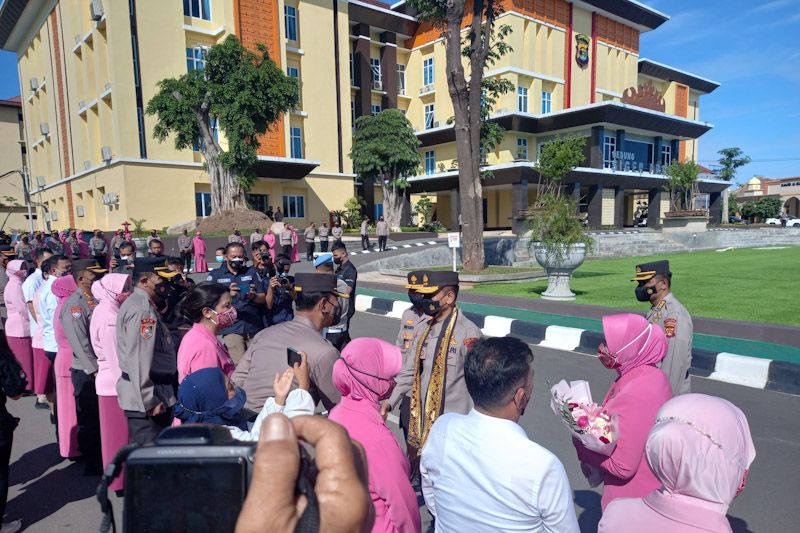 Irjen Pol Akhmad Wiyagus bersama istri disambut di Mapolda Lampung
