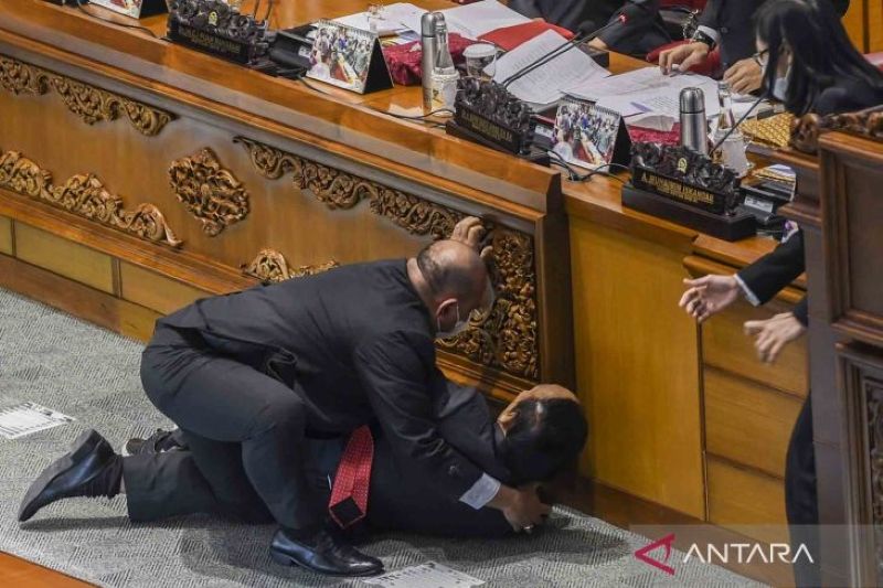 Wakil Ketua Banggar kolaps ke lantai saat Rapat Paripurna DPR