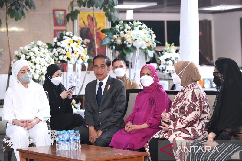 Joko Widodo dan Ibu Negara Iriana takziah ke rumah duka Tjahjo Kumolo