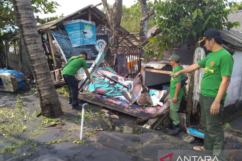 Puluhan rumah di Pantai Palabuhanratu terdampak gelombang tinggi