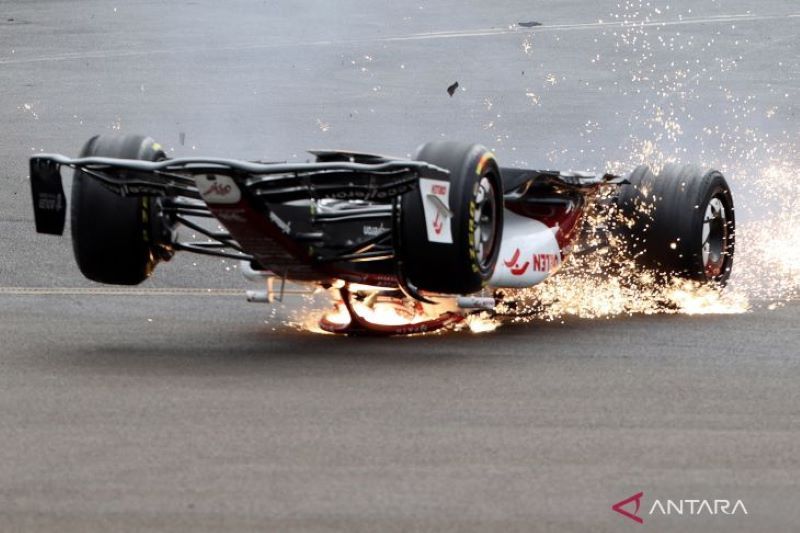 Detik-detik mobil Zhou Guanyu kecelakaan di balap F1 GP Inggris